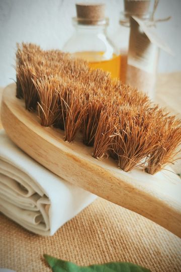 Detailed close-up of stiff yet gentle coconut fiber bristles on a wooden dry body brush – perfect for exfoliation, detox, and improved blood circulation through dry brushing.