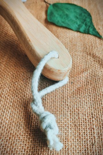 Zoomed-in view of the dry brush’s cotton hanging loop, demonstrating thoughtful, eco-conscious design for convenient storage and daily use.